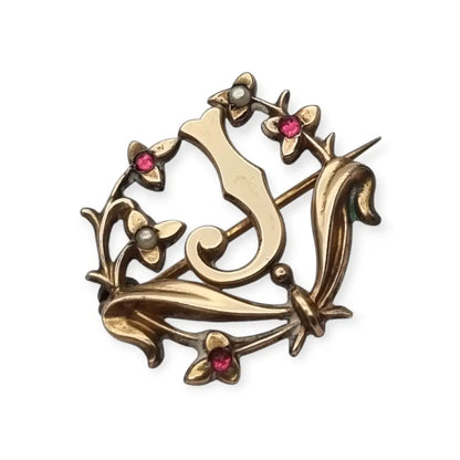 Broche Art Nouveau con letra J oro laminado flores perlas y gemas rosas circa