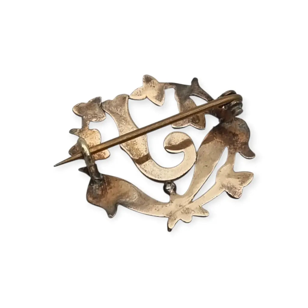 Broche Art Nouveau con letra J oro laminado flores perlas y gemas rosas circa