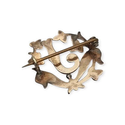 Broche Art Nouveau con letra J oro laminado flores perlas y gemas rosas circa