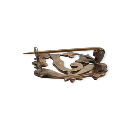 Broche Art Nouveau con letra J oro laminado flores perlas y gemas rosas circa
