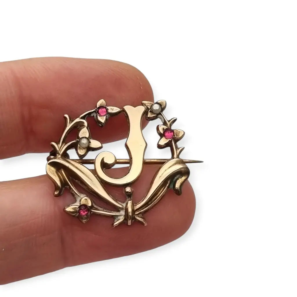 Broche Art Nouveau con letra J oro laminado flores perlas y gemas rosas circa