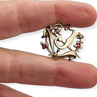 Broche Art Nouveau con letra J oro laminado flores perlas y gemas rosas circa