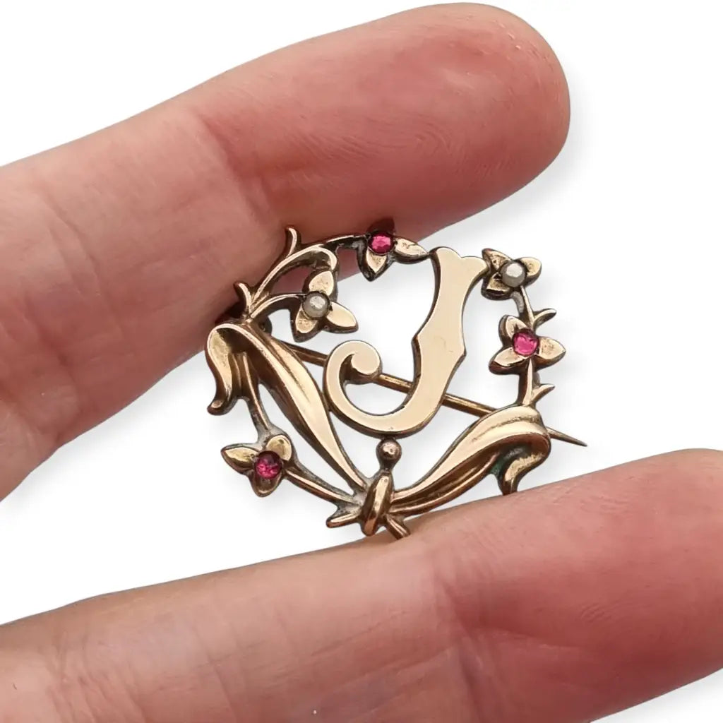 Broche Art Nouveau con letra J oro laminado flores perlas y gemas rosas circa