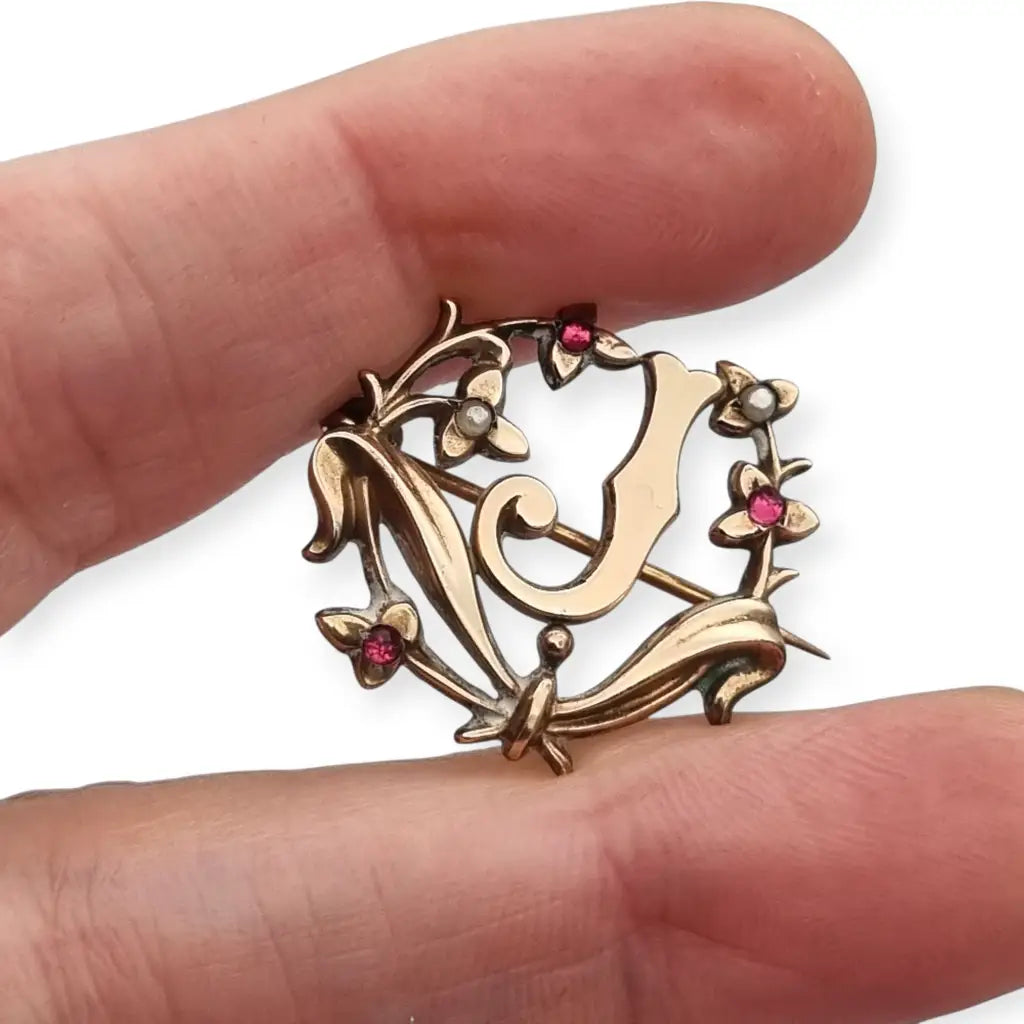 Broche Art Nouveau con letra J oro laminado flores perlas y gemas rosas circa