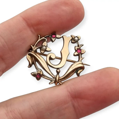 Broche Art Nouveau con letra J oro laminado flores perlas y gemas rosas circa