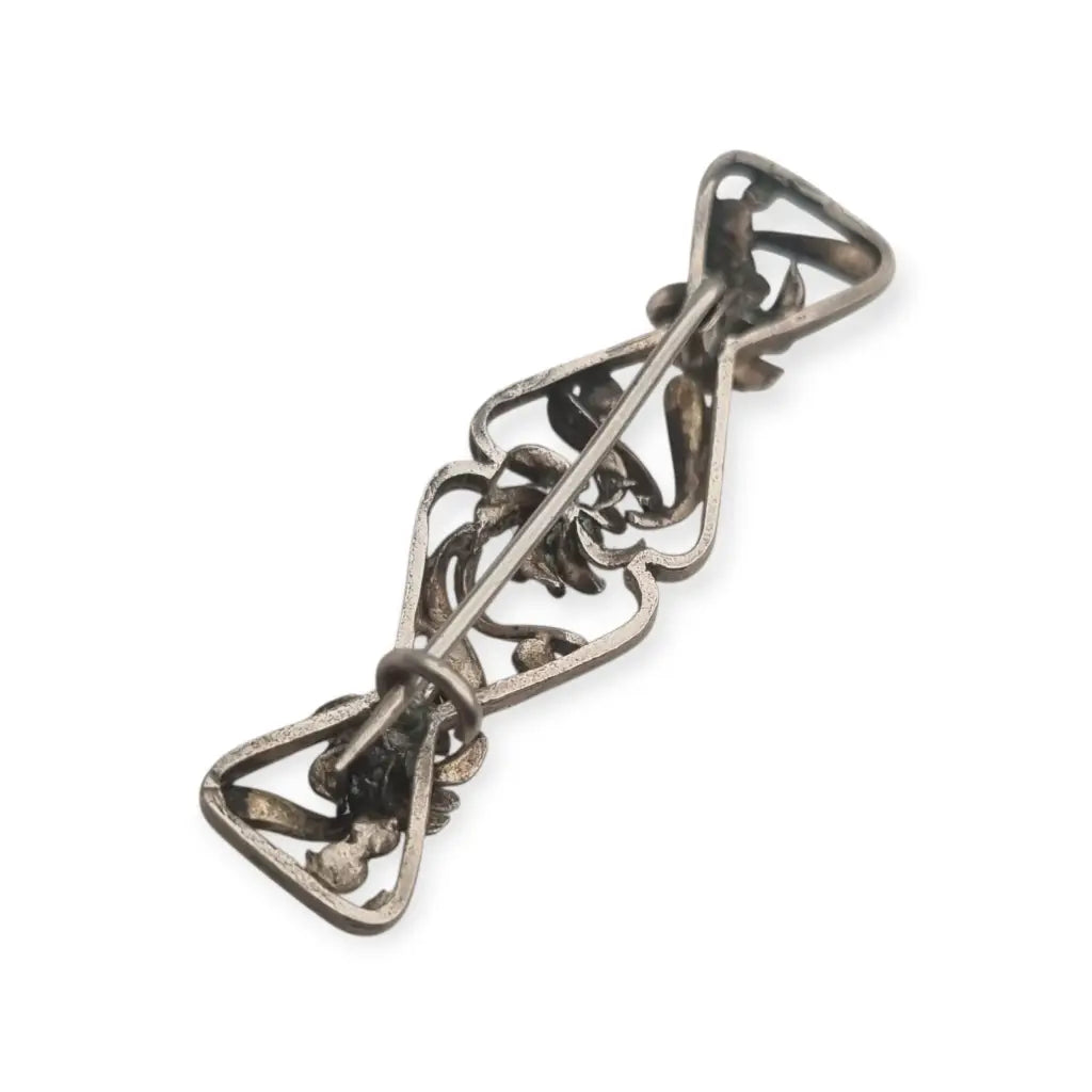 Broche Art Nouveau en plata con lirios relieve estilo floral modernista