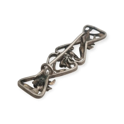 Broche Art Nouveau en plata con lirios relieve estilo floral modernista