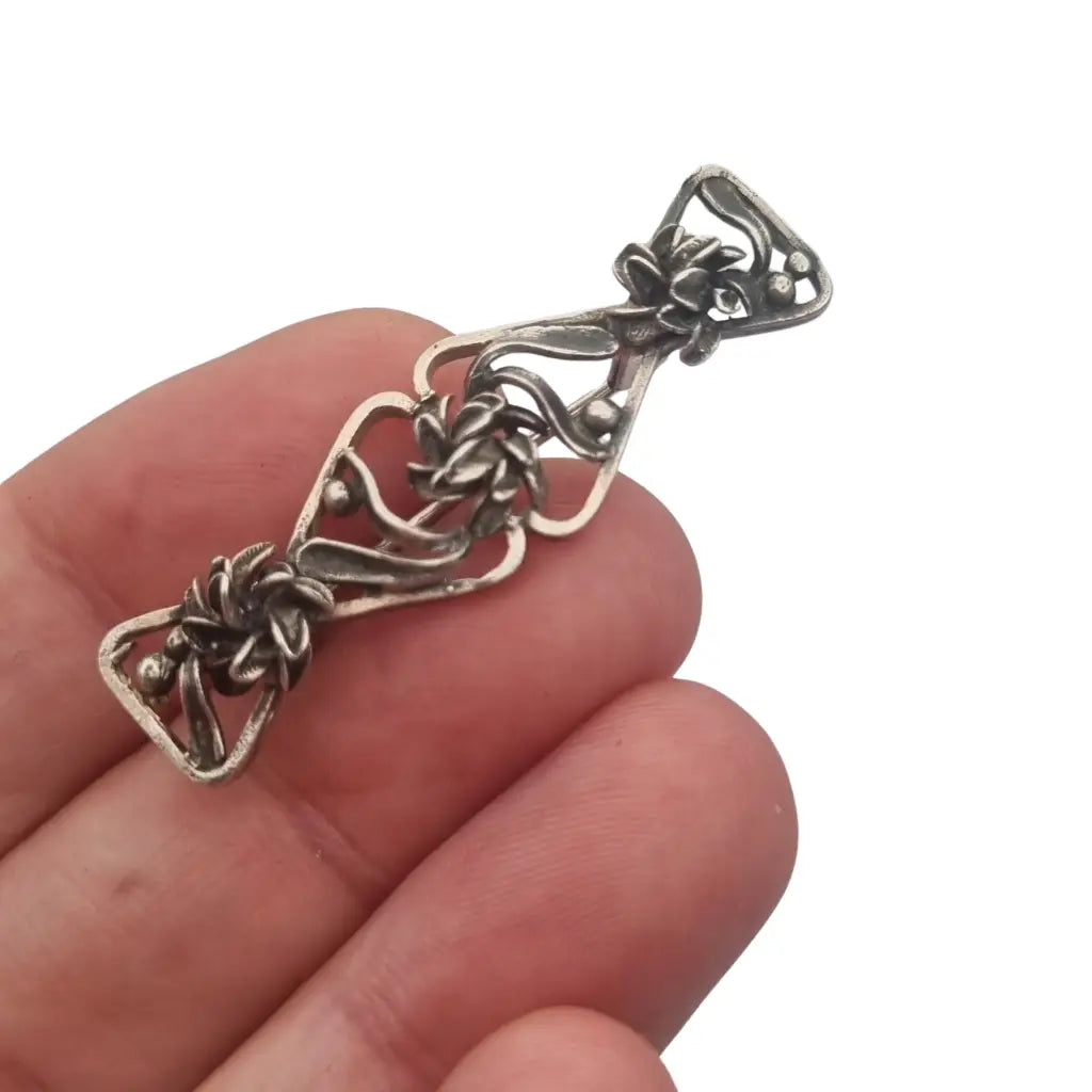 Broche Art Nouveau en plata con lirios relieve estilo floral modernista
