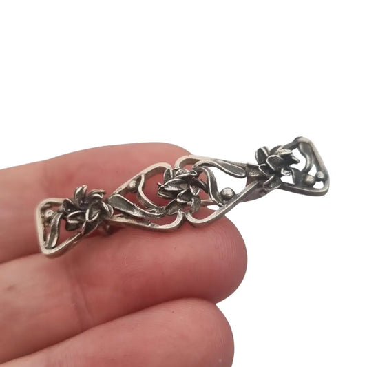 Broche Art Nouveau en plata con lirios relieve estilo floral modernista
