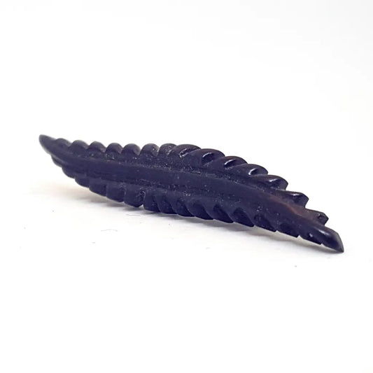 Broche de baquelita negra vintage tallas hojas para la solapa o el sombrero