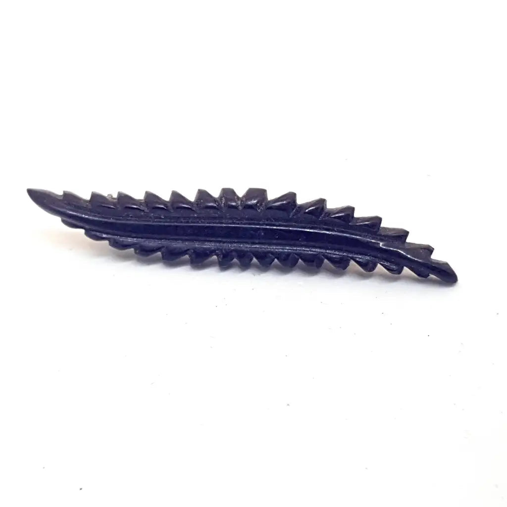 Broche de baquelita negra vintage tallas hojas para la solapa o el sombrero