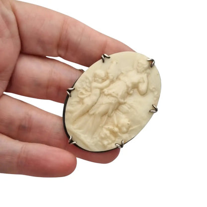 Broche Camafeo antiguo de celuloide tallado con escena alegórica y montura