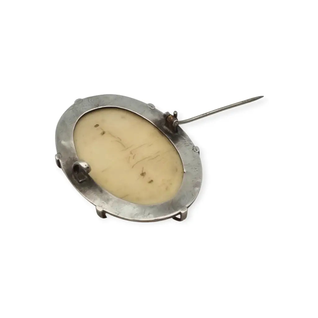 Broche Camafeo antiguo de celuloide tallado con escena alegórica y montura