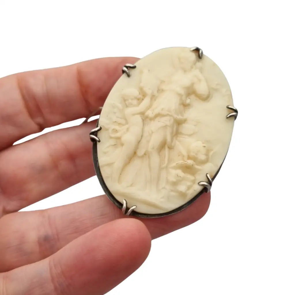 Broche Camafeo antiguo de celuloide tallado con escena alegórica y montura