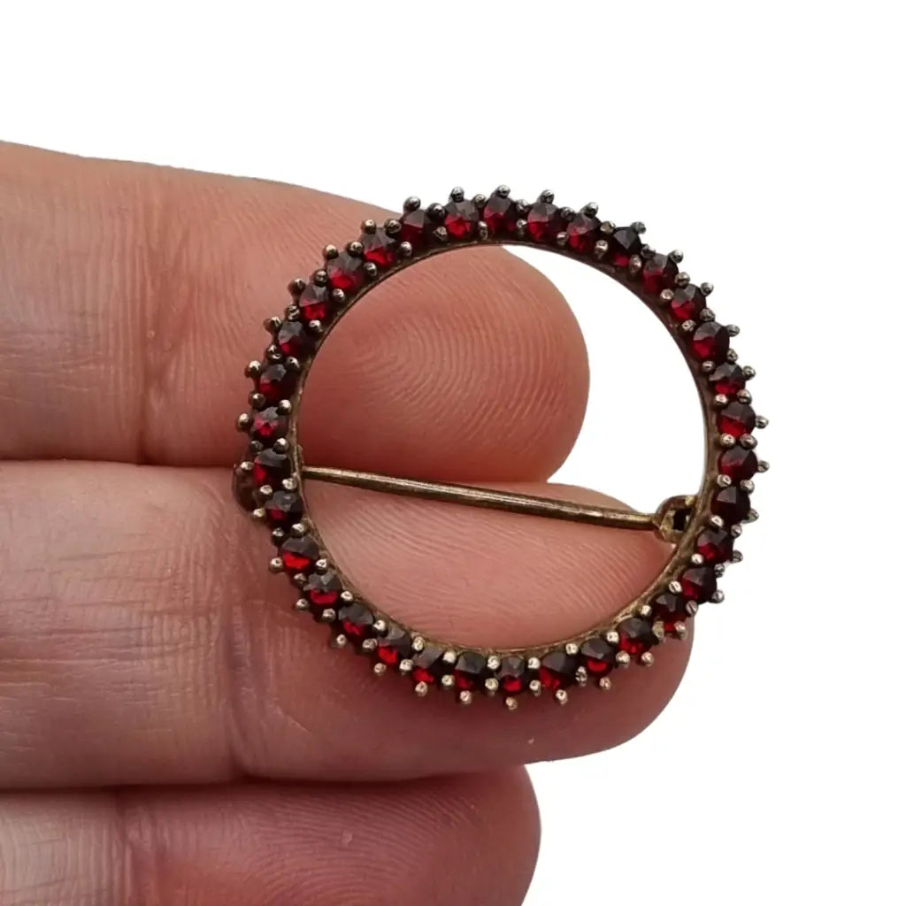 Broche Círculo Vintage de Granates en Tono Dorado Años 80 LaBizarreSusu