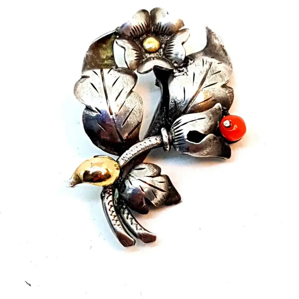 Broche de coral Bonito broche plata y oro. Ramo flores. Circa 1940.