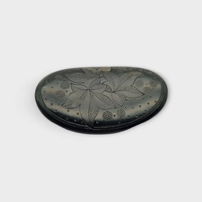 Broche de ebonita con motivos florales grabados Joyería luto victoriana
