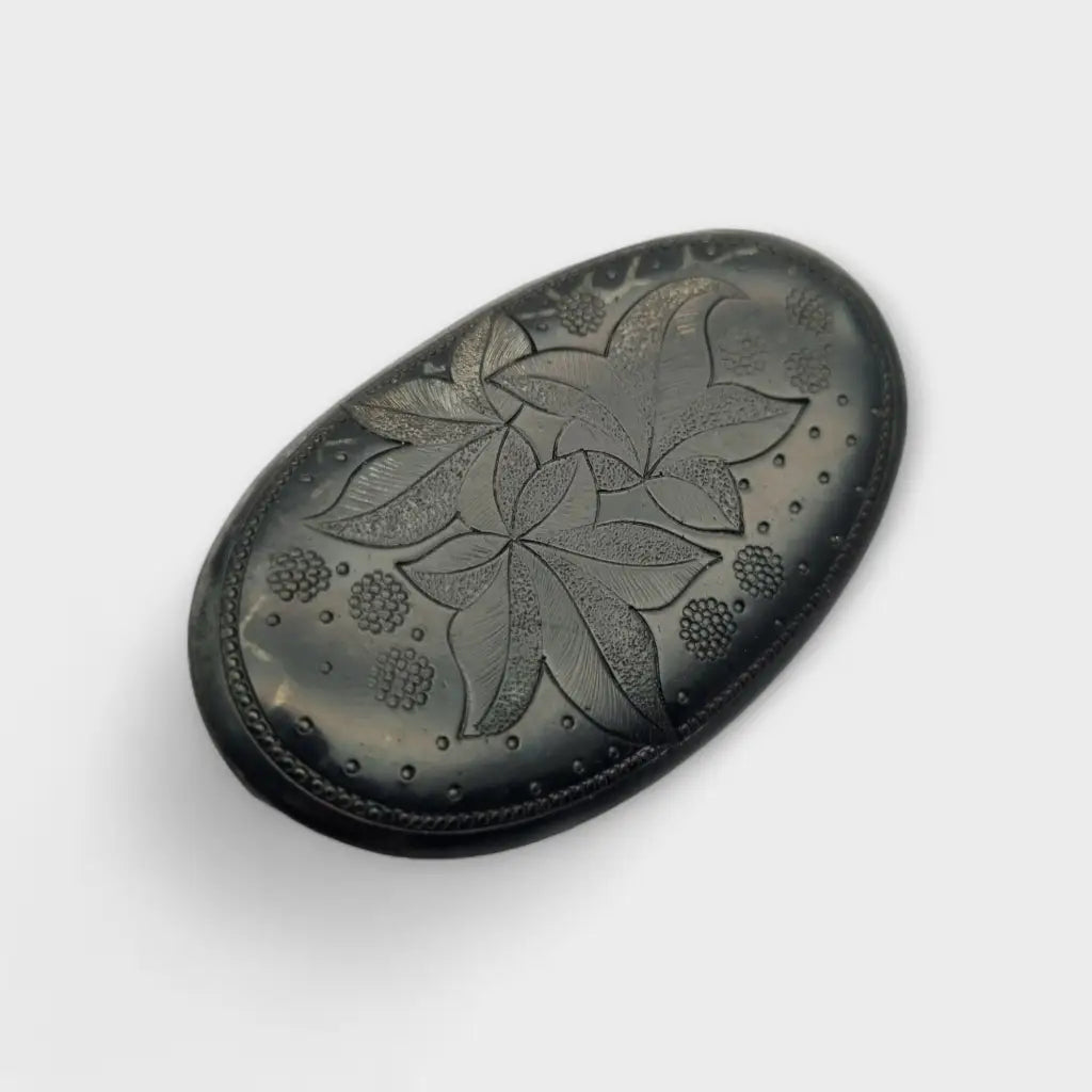 Broche de ebonita con motivos florales grabados Joyería luto victoriana