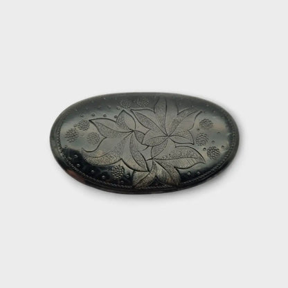 Broche de ebonita con motivos florales grabados Joyería luto victoriana