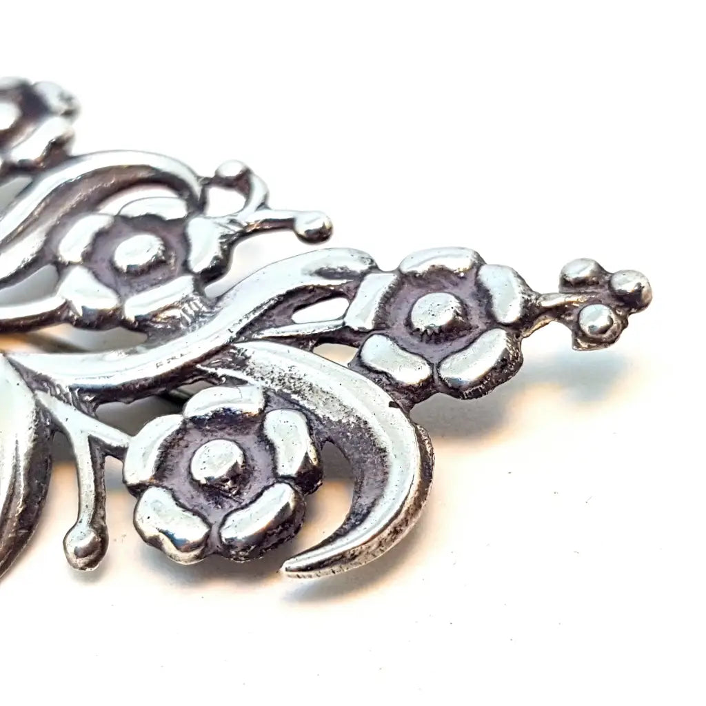 Broche flor en plata de primera ley. Circa 1940. Joyería antigua y vintage.