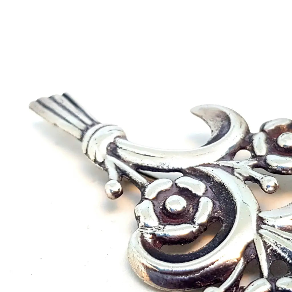 Broche flor en plata de primera ley. Circa 1940. Joyería antigua y vintage.