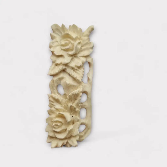 Broche floral vintage alargado en resina sintética beige tallado Joyería retro