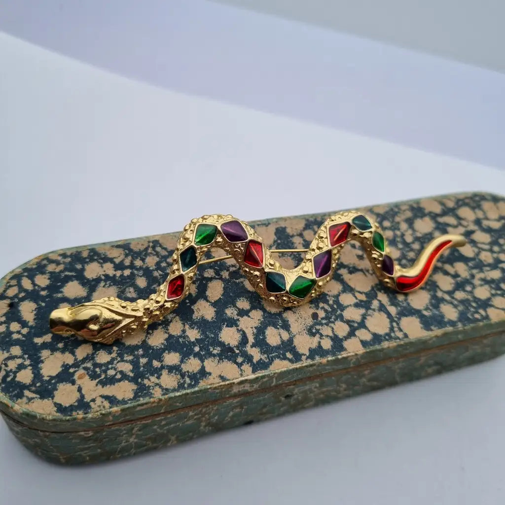 Broche grande de serpiente dorada con pedrería colores para mujer. Un regalo