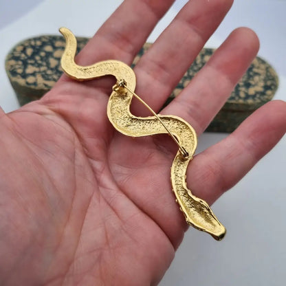 Broche grande de serpiente dorada con pedrería colores para mujer. Un regalo