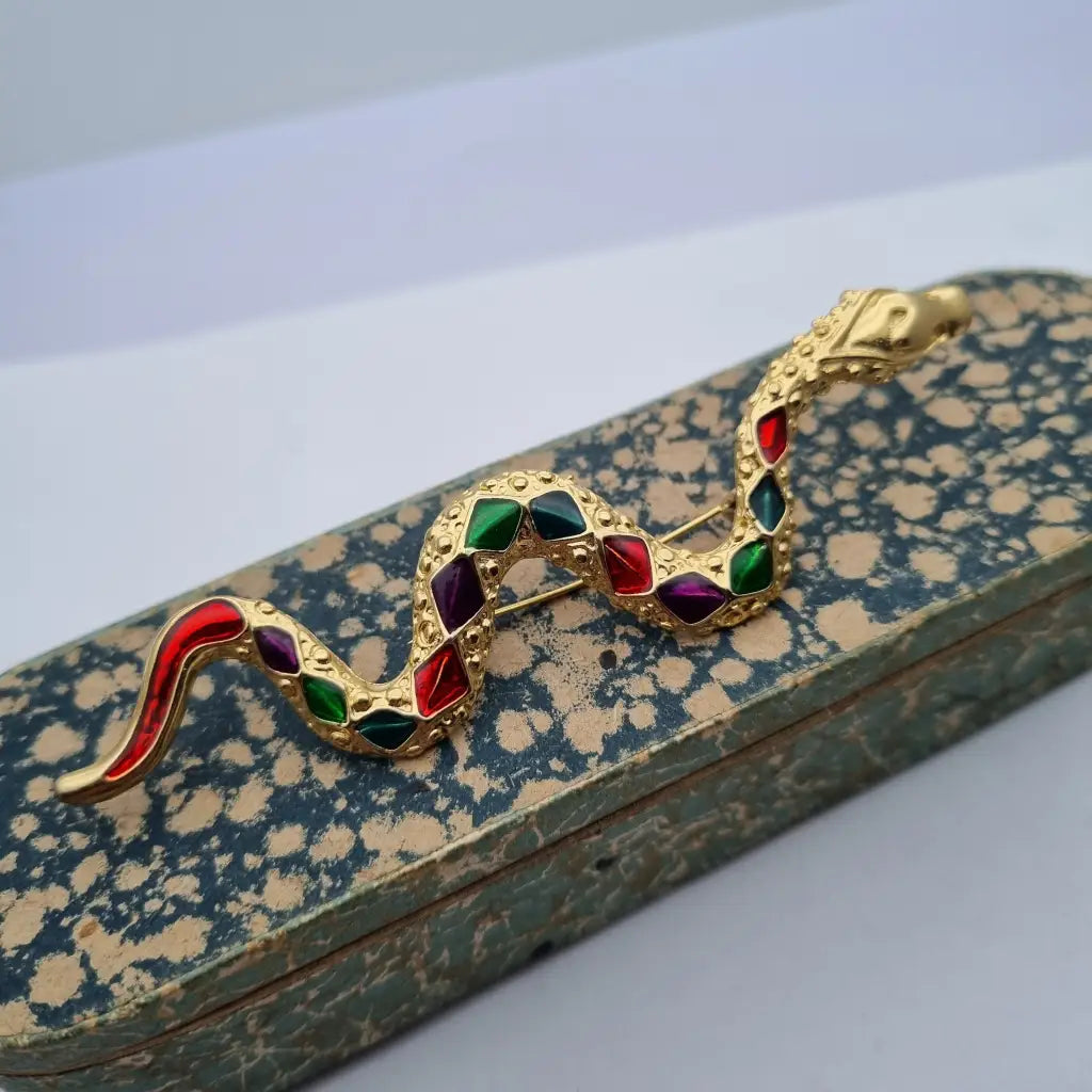 Broche grande de serpiente dorada con pedrería colores para mujer. Un regalo