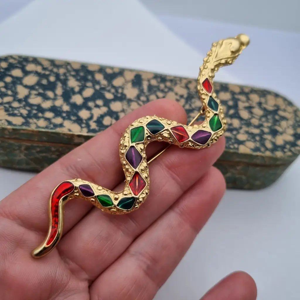 Broche grande de serpiente dorada con pedrería colores para mujer. Un regalo