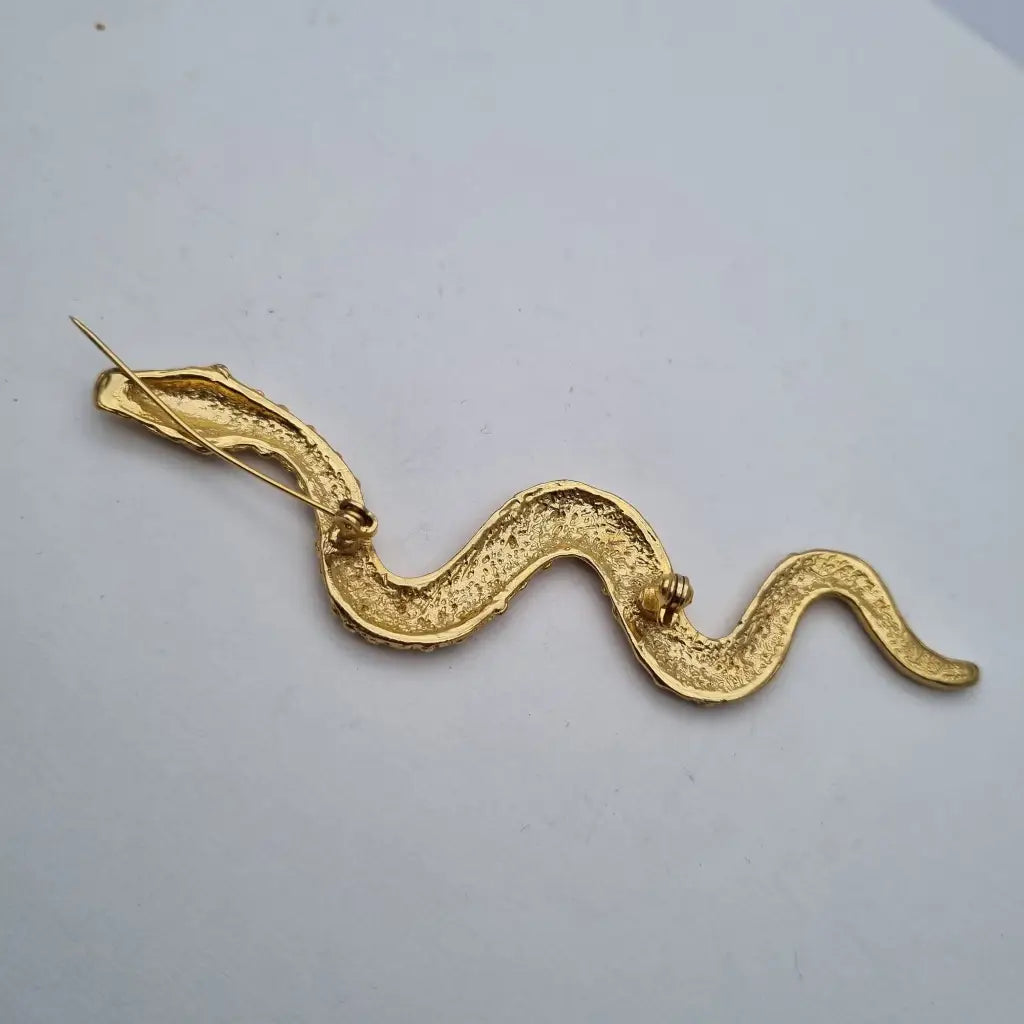 Broche grande de serpiente dorada con pedrería colores para mujer. Un regalo