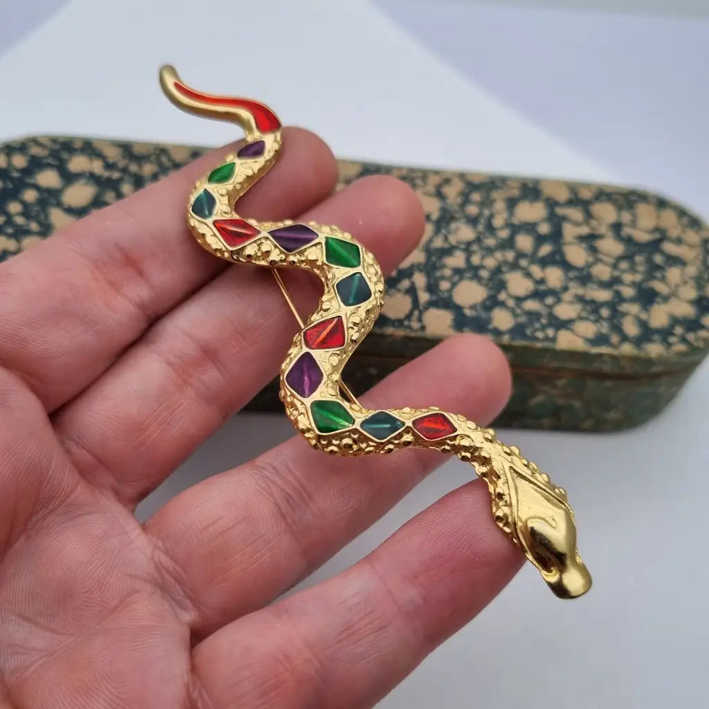 Broche grande de serpiente dorada con pedrería colores para mujer. Un regalo