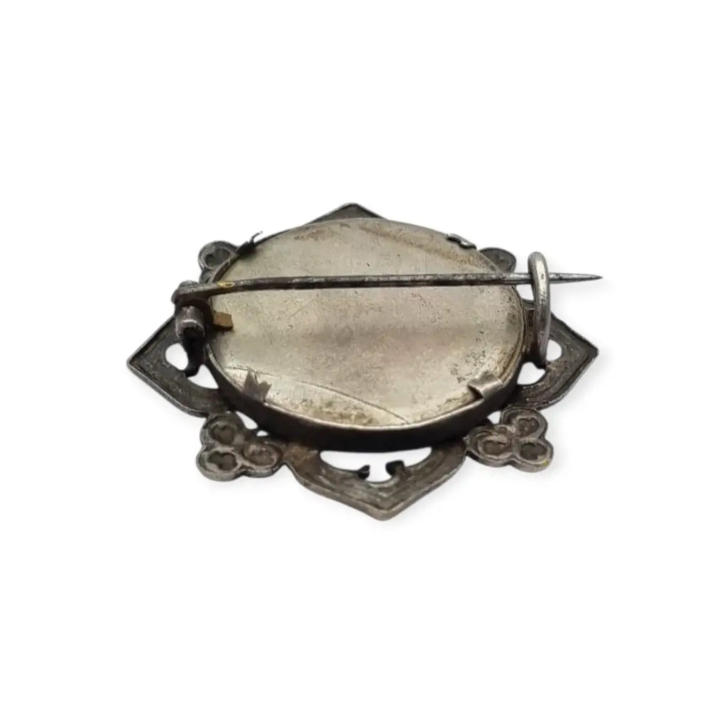 Broche guardapelo porta retrato en metal calado Art Nouveau con motivos