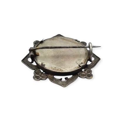 Broche guardapelo porta retrato en metal calado Art Nouveau con motivos