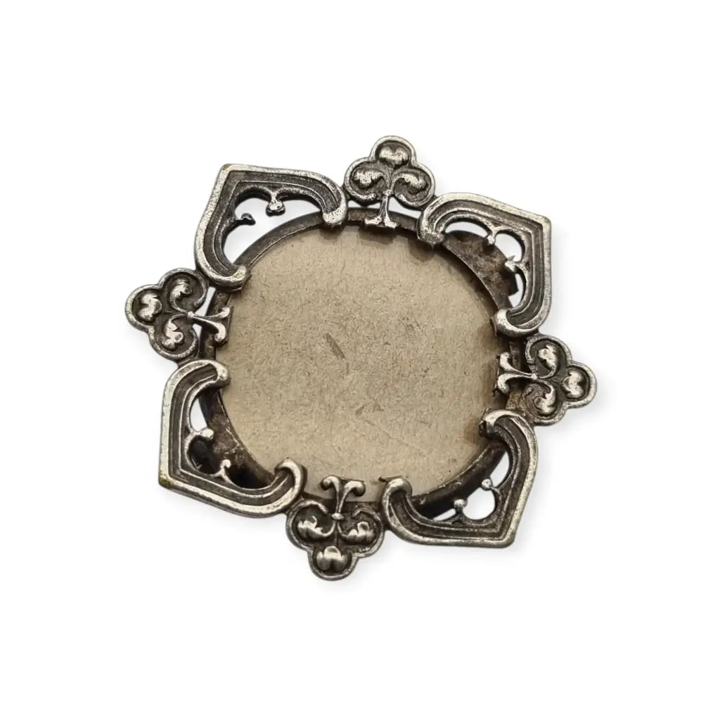 Broche guardapelo porta retrato en metal calado Art Nouveau con motivos