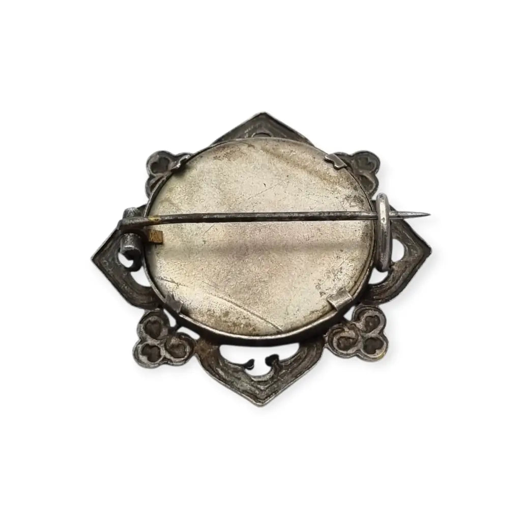 Broche guardapelo porta retrato en metal calado Art Nouveau con motivos