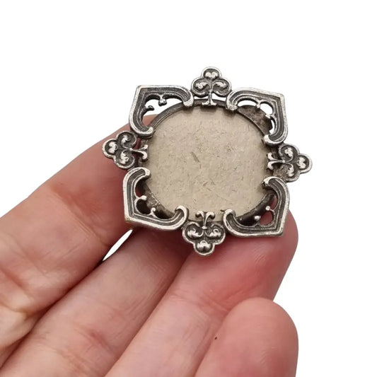 Broche guardapelo porta retrato en metal calado Art Nouveau con motivos