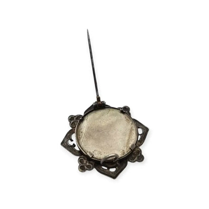Broche guardapelo porta retrato en metal calado Art Nouveau con motivos