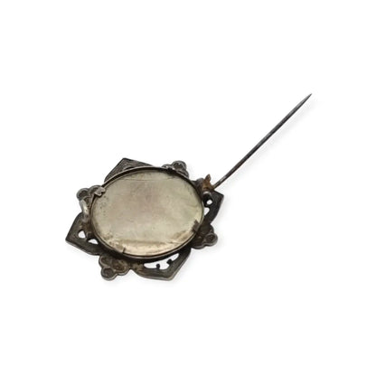 Broche guardapelo porta retrato en metal calado Art Nouveau con motivos