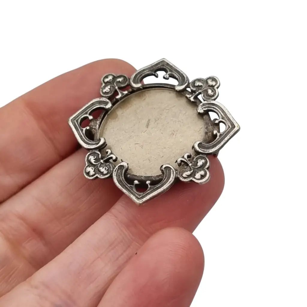 Broche guardapelo porta retrato en metal calado Art Nouveau con motivos