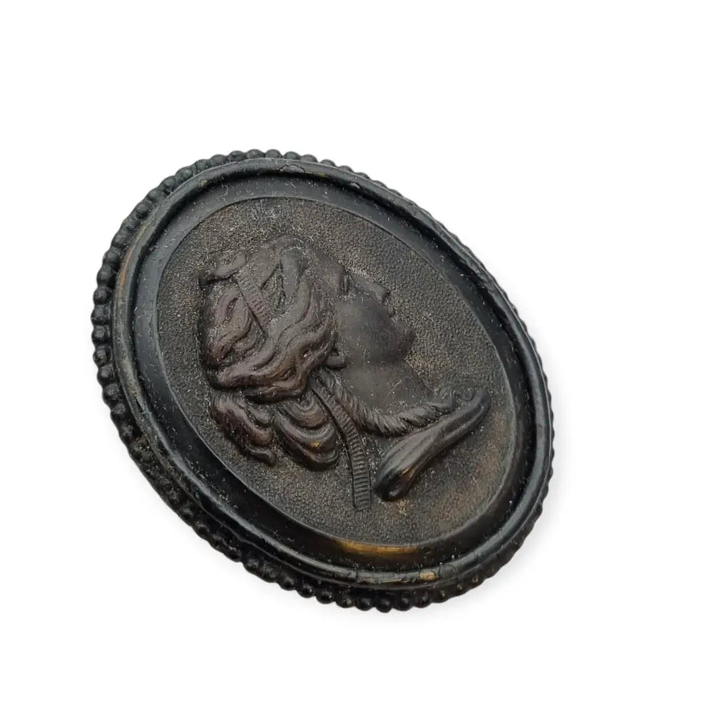 Broche de luto victoriano camafeo en ebonita y marco Ovalado negro 1900.