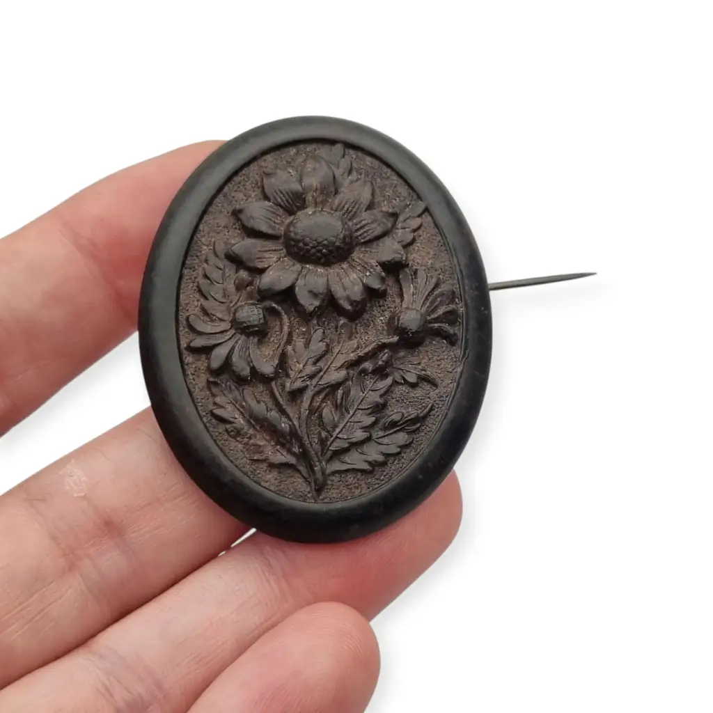 Broche de luto victoriano en camafeo floral negro flores talladas vulcanita