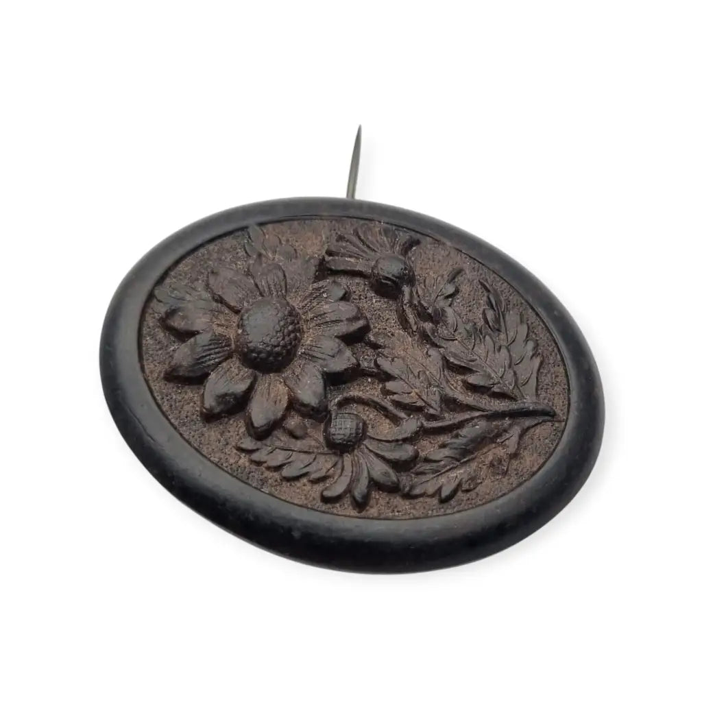 Broche de luto victoriano en camafeo floral negro flores talladas vulcanita