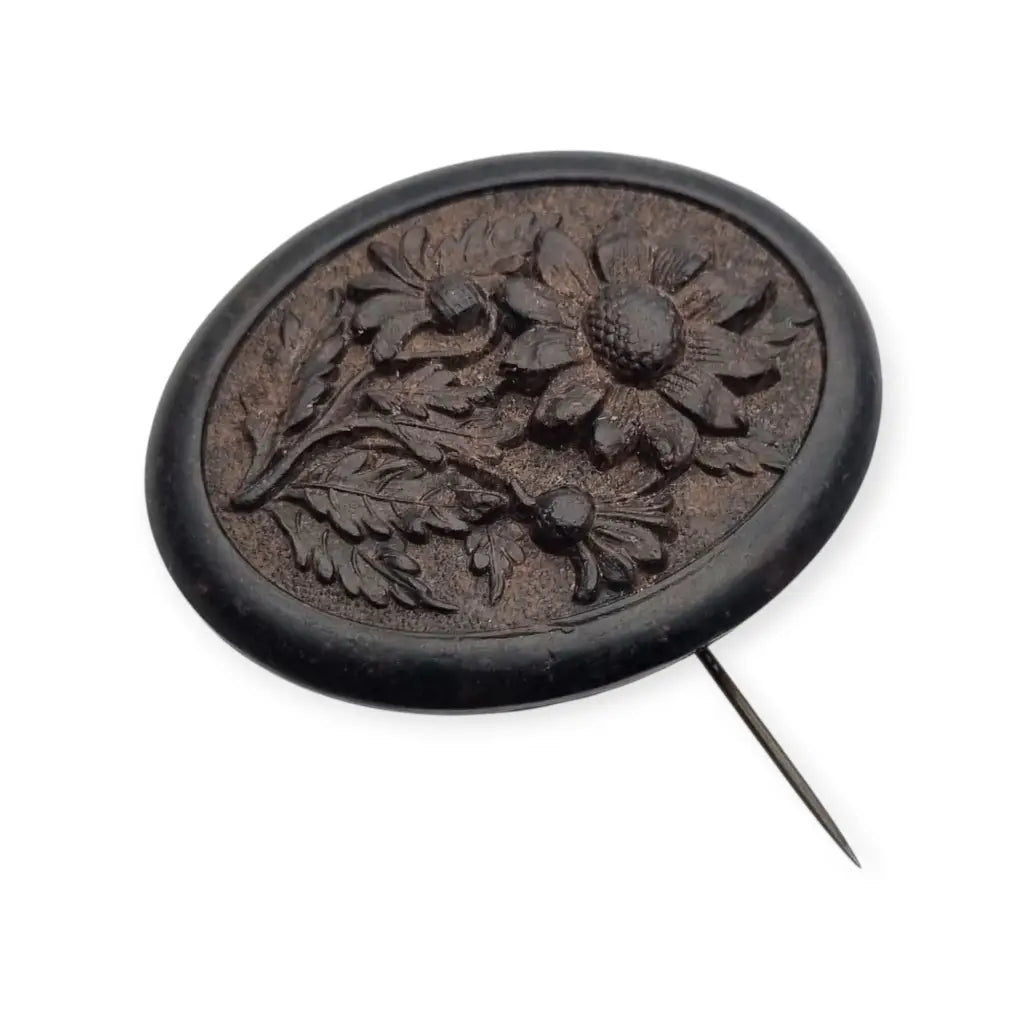 Broche de luto victoriano en camafeo floral negro flores talladas vulcanita