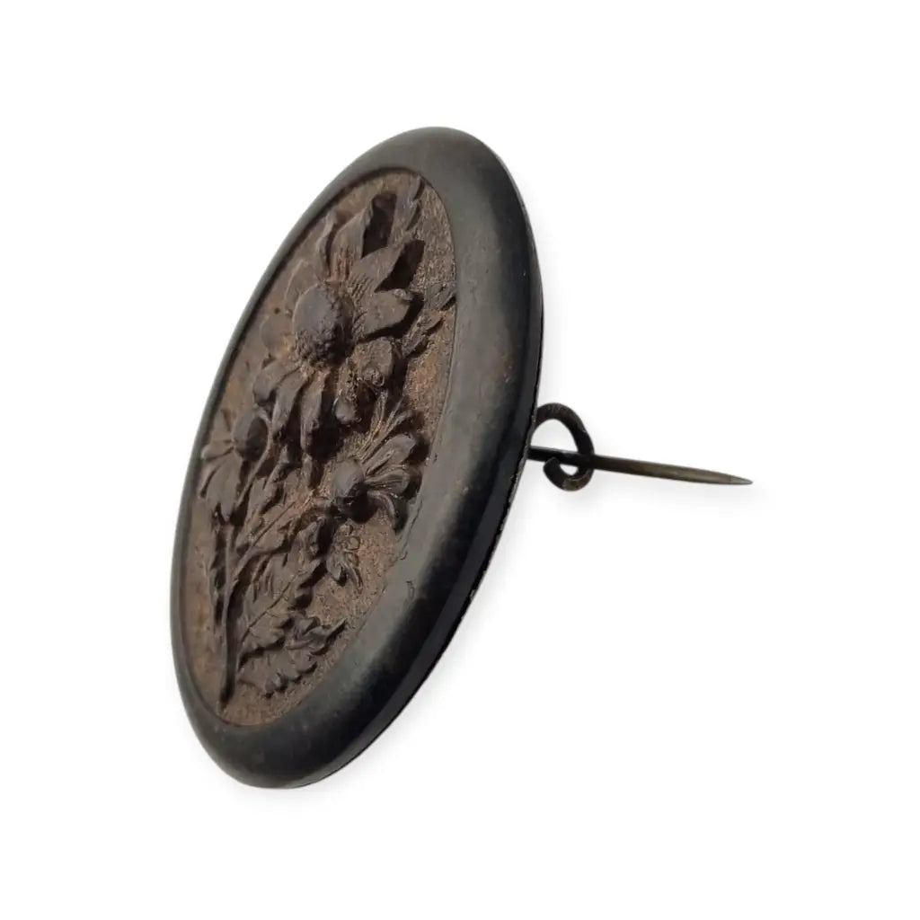 Broche de luto victoriano en camafeo floral negro flores talladas vulcanita