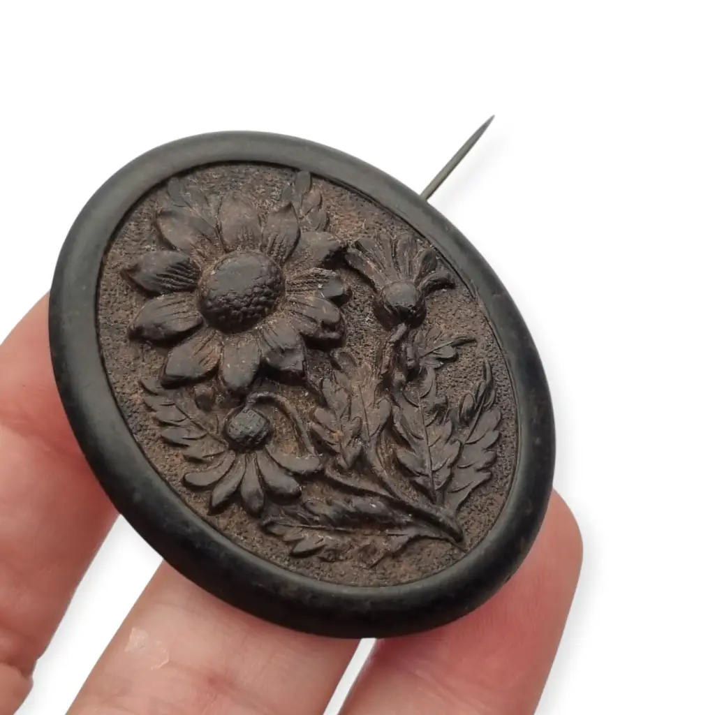 Broche de luto victoriano en camafeo floral negro flores talladas vulcanita