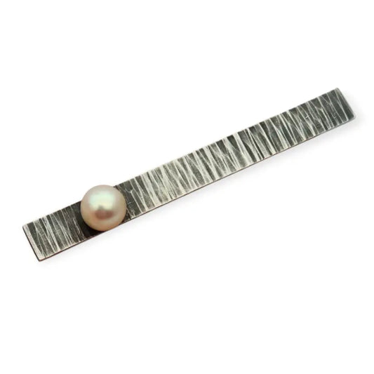 Broche moderno en plata martillada con perla cultivada diseño minimalista