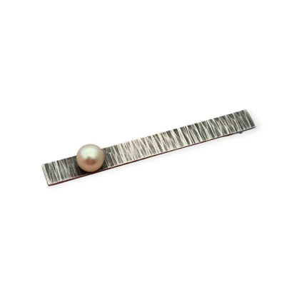 Broche moderno en plata martillada con perla cultivada diseño minimalista