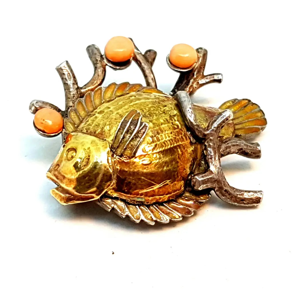 Broche de piel ángel coral y pez plata. Art Nouveau. Circa 1920.