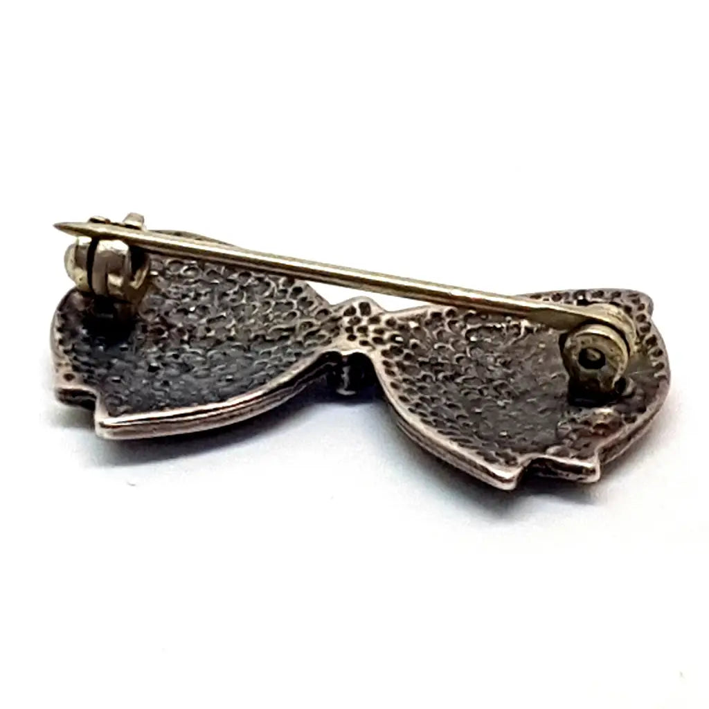 Broche de plata vintage con forma lazo en grabada. Circa 1960. Joyería